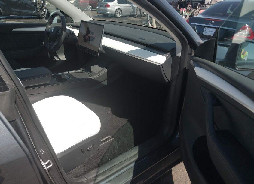 Photo 5 of 2023 Tesla Model Y AWD/LONG RANGE DUAL MOTOR ALL-WHEEL DRIVE (VIN 7SAYGAEE6PF967509)