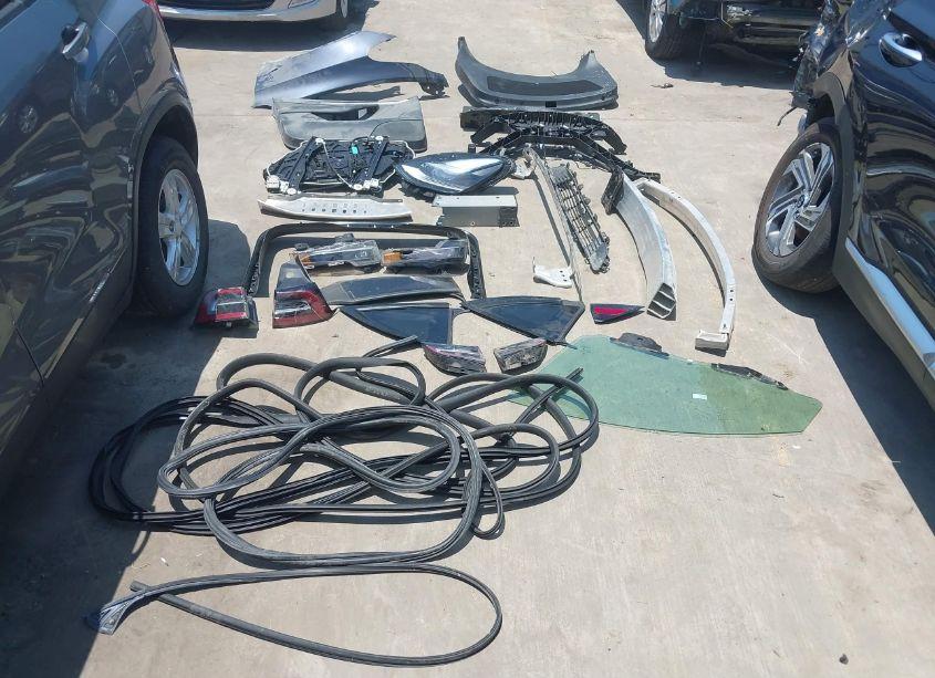 Photo 12 of 2022 Tesla Model Y LONG RANGE DUAL MOTOR ALL-WHEEL DRIVE (VIN 7SAYGAEE7NF538117)