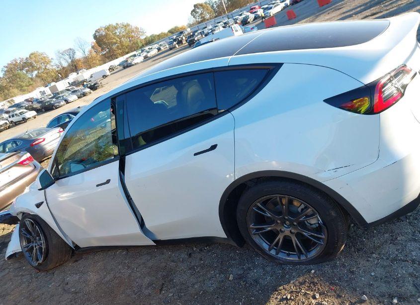 Photo 13 of 2024 Tesla Model Y LONG RANGE DUAL MOTOR ALL-WHEEL DRIVE (VIN 7SAYGAEE7RF114717)