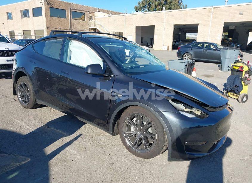 2024 Tesla Model Y LONG RANGE DUAL MOTOR ALL-WHEEL DRIVE (VIN 7SAYGAEE7RF126351) main photo