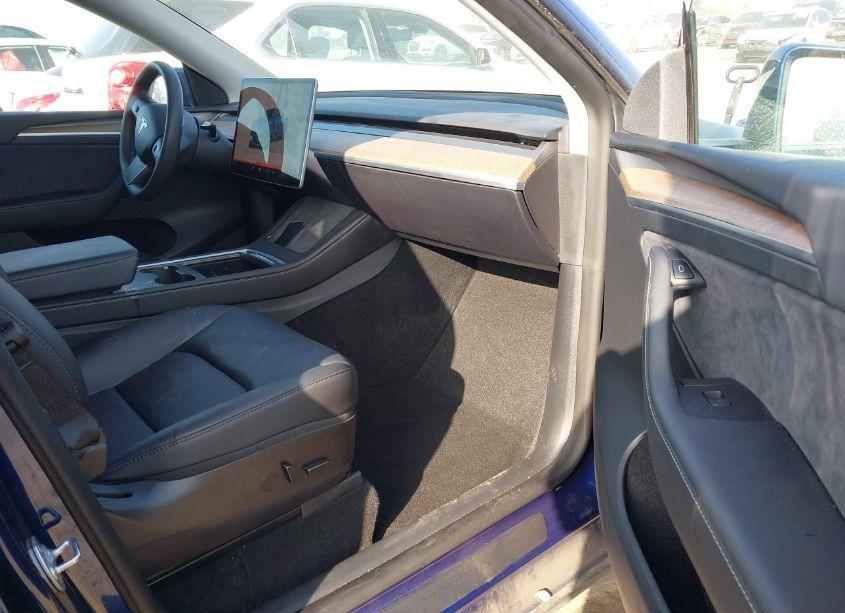 Photo 5 of 2022 Tesla Model Y LONG RANGE DUAL MOTOR ALL-WHEEL DRIVE (VIN 7SAYGAEE8NF547022)