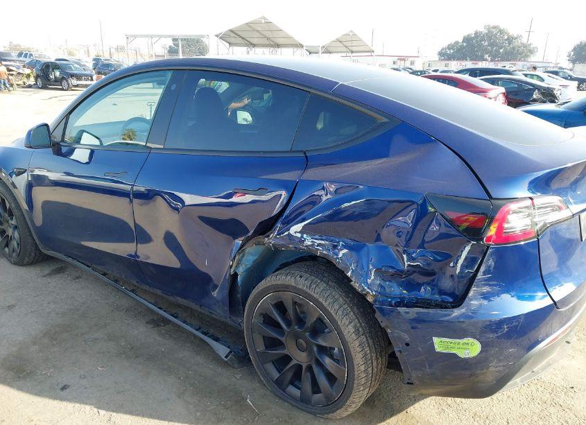 Photo 6 of 2022 Tesla Model Y LONG RANGE DUAL MOTOR ALL-WHEEL DRIVE (VIN 7SAYGAEE8NF547022)