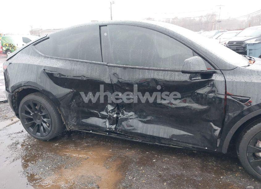 Photo 6 of 2023 Tesla Model Y AWD/LONG RANGE DUAL MOTOR ALL-WHEEL DRIVE (VIN 7SAYGAEE8PF610509)