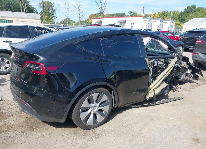 Photo 4 of 2022 Tesla Model Y LONG RANGE DUAL MOTOR ALL-WHEEL DRIVE (VIN 7SAYGAEE9NF520055)