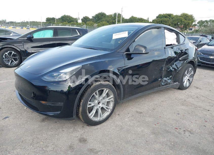 Photo 2 of 2024 Tesla Model Y (VIN 7SAYGDED1RF042230)