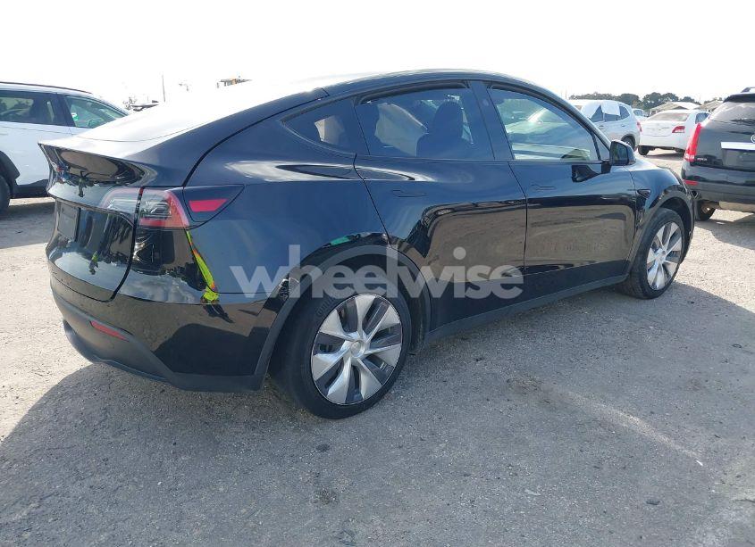 Photo 4 of 2024 Tesla Model Y (VIN 7SAYGDED1RF042230)