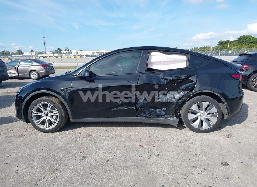Photo 6 of 2024 Tesla Model Y (VIN 7SAYGDED1RF042230)
