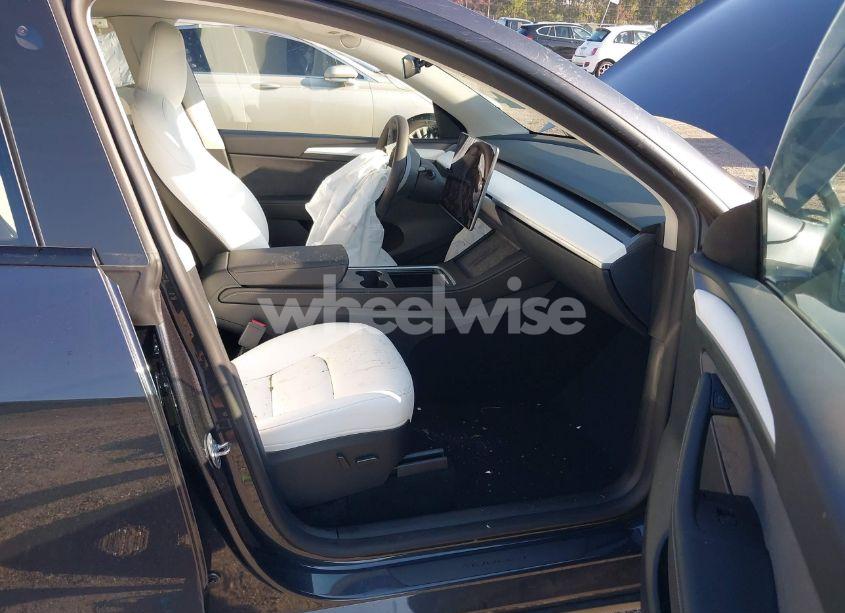 Photo 5 of 2024 Tesla Model Y LONG RANGE DUAL MOTOR ALL-WHEEL DRIVE/RWD (VIN 7SAYGDED1RF084462)