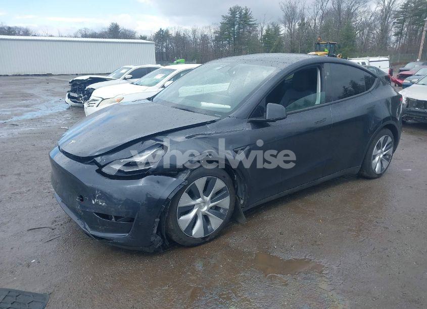 Photo 2 of 2024 Tesla Model Y (VIN 7SAYGDED3RF044013)