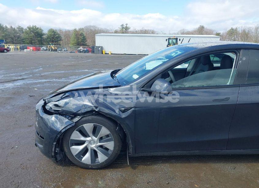 Photo 6 of 2024 Tesla Model Y (VIN 7SAYGDED3RF044013)