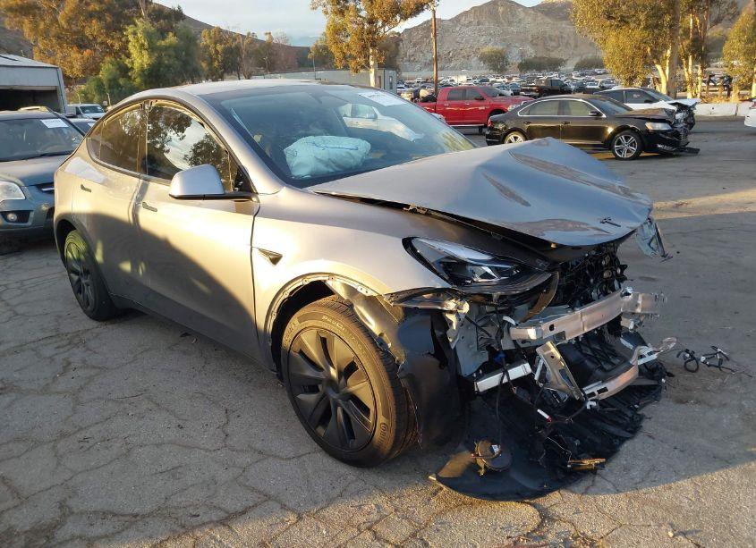 2024 Tesla Model Y (VIN 7SAYGDED5RF194821) main photo