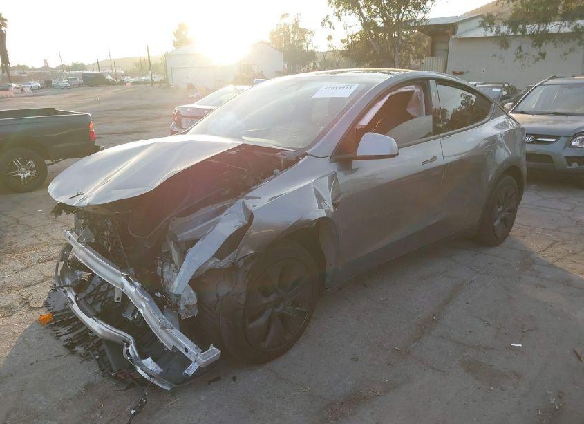 Photo 2 of 2024 Tesla Model Y (VIN 7SAYGDED5RF194821)