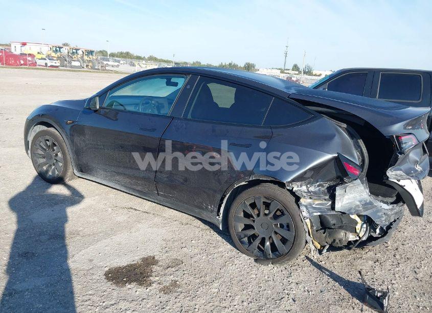 Photo 3 of 2024 Tesla Model Y (VIN 7SAYGDED6RF009594)