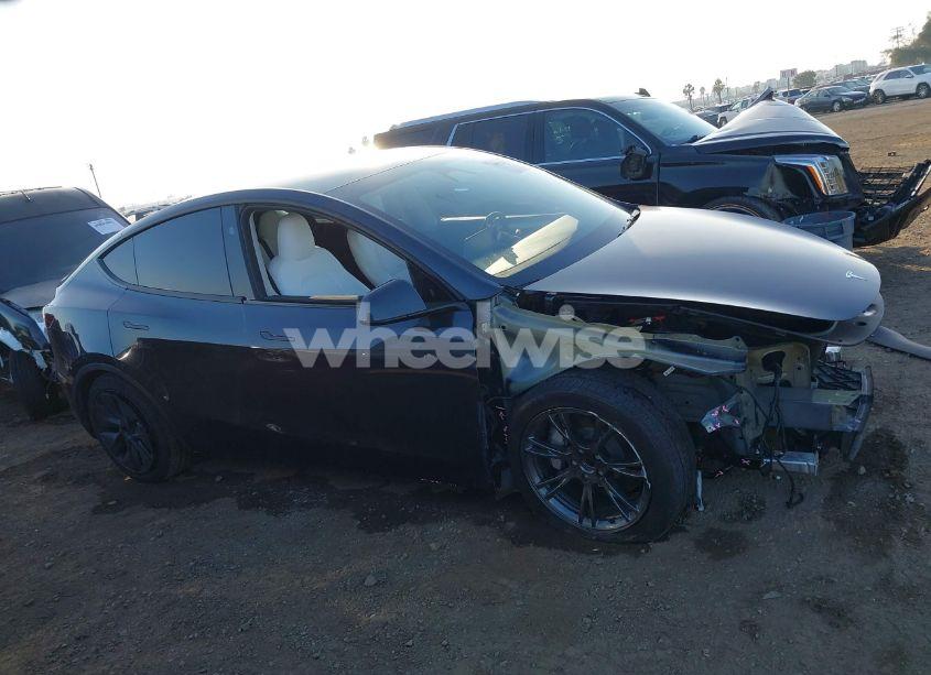 Photo 14 of 2024 Tesla Model Y LONG RANGE DUAL MOTOR ALL-WHEEL DRIVE/RWD (VIN 7SAYGDED6RF103670)