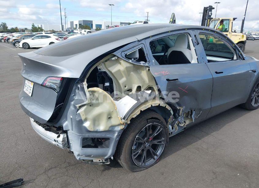 Photo 6 of 2024 Tesla Model Y LONG RANGE DUAL MOTOR ALL-WHEEL DRIVE/RWD (VIN 7SAYGDED7RF197638)