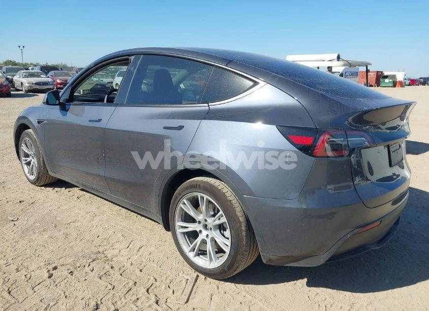 Photo 3 of 2023 Tesla Model Y RWD (VIN 7SAYGDED8PF944970)