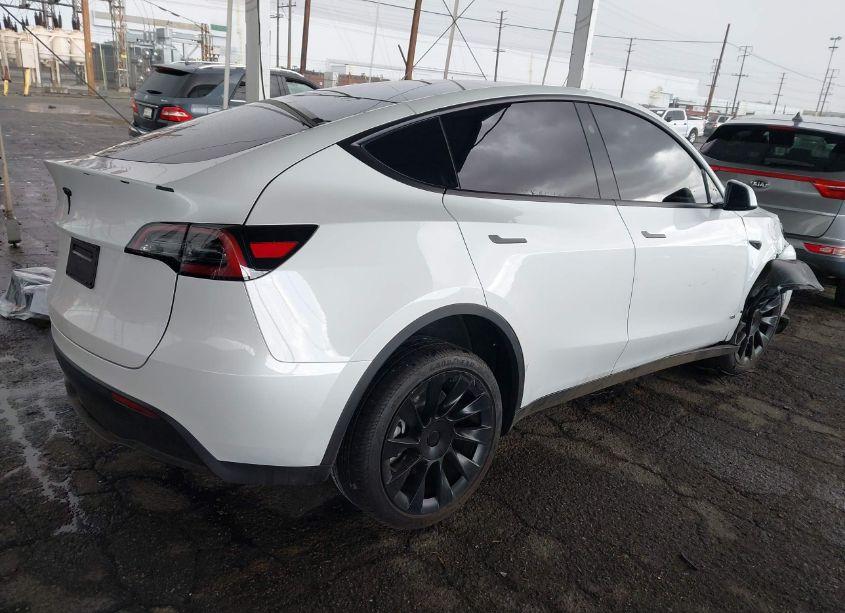 Photo 4 of 2024 Tesla Model Y LONG RANGE DUAL MOTOR ALL-WHEEL DRIVE/RWD (VIN 7SAYGDEDXRF108967)