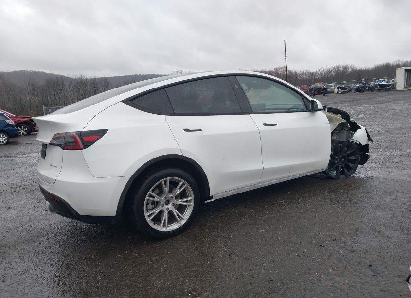 Photo 4 of 2023 Tesla Model Y AWD/LONG RANGE DUAL MOTOR ALL-WHEEL DRIVE (VIN 7SAYGDEE0PA144654)