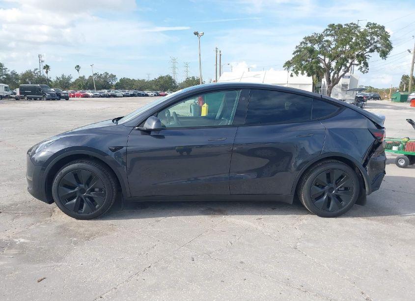 Photo 14 of 2024 Tesla Model Y LONG RANGE DUAL MOTOR ALL-WHEEL DRIVE (VIN 7SAYGDEE0RA309055)
