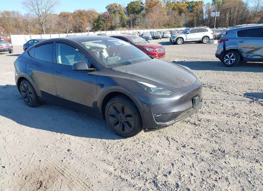 2024 Tesla Model Y LONG RANGE DUAL MOTOR ALL-WHEEL DRIVE (VIN 7SAYGDEE0RA326048) main photo