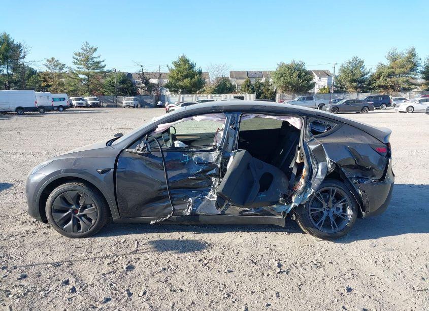 Photo 14 of 2024 Tesla Model Y LONG RANGE DUAL MOTOR ALL-WHEEL DRIVE (VIN 7SAYGDEE0RA326048)