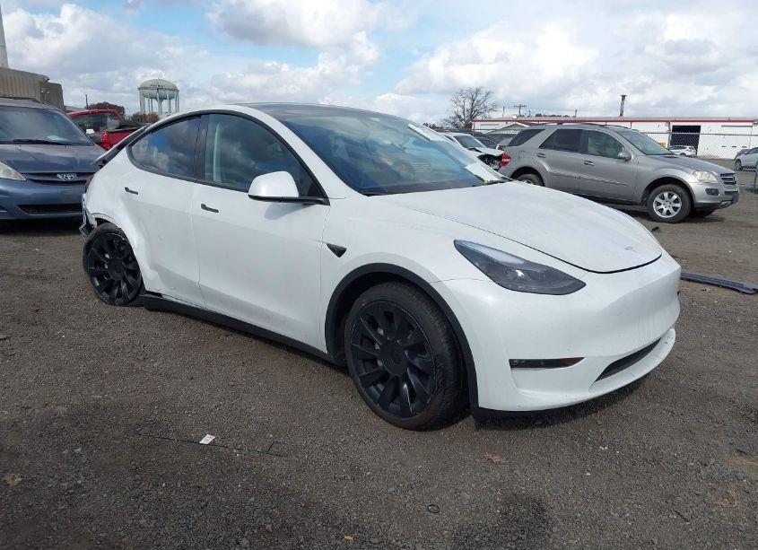 2024 Tesla Model Y LONG RANGE DUAL MOTOR ALL-WHEEL DRIVE (VIN 7SAYGDEE0RF037545) main photo