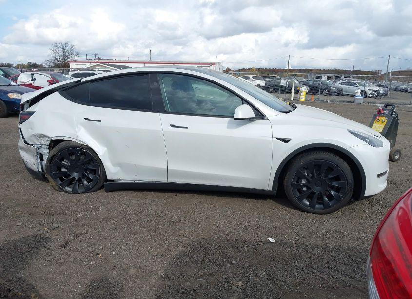 Photo 13 of 2024 Tesla Model Y LONG RANGE DUAL MOTOR ALL-WHEEL DRIVE (VIN 7SAYGDEE0RF037545)