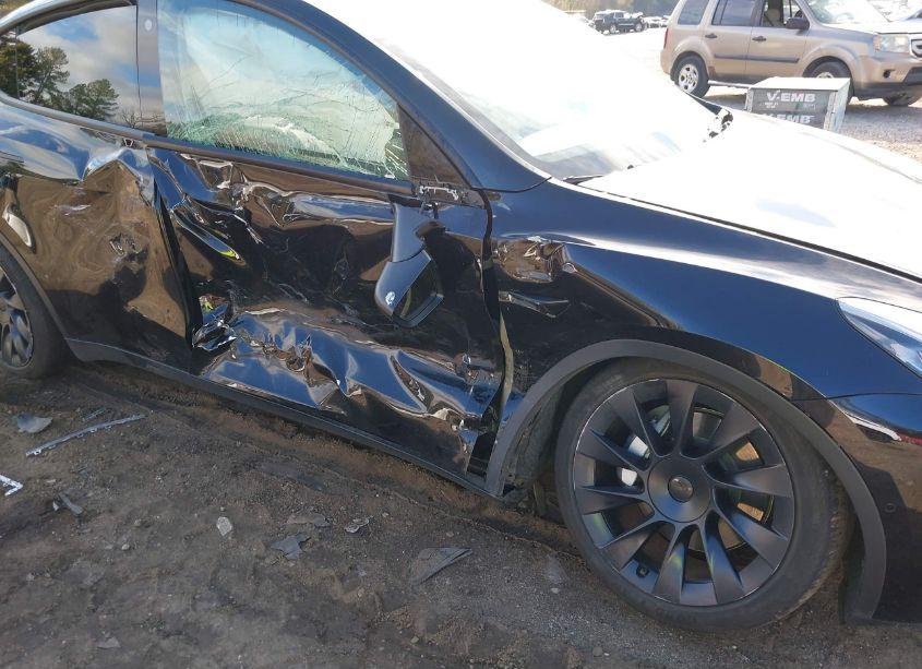 Photo 6 of 2022 Tesla Model Y LONG RANGE DUAL MOTOR ALL-WHEEL DRIVE (VIN 7SAYGDEE1NF450861)