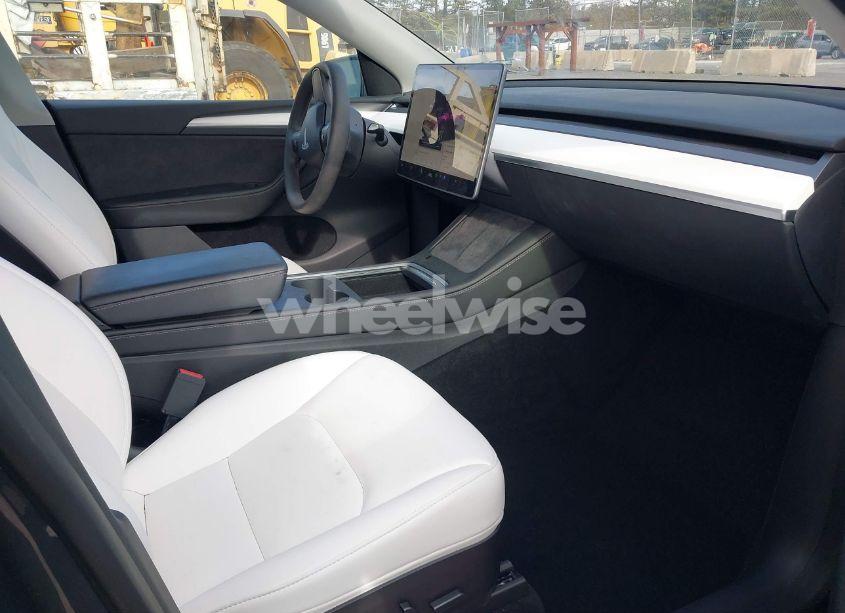 Photo 5 of 2023 Tesla Model Y AWD/LONG RANGE DUAL MOTOR ALL-WHEEL DRIVE (VIN 7SAYGDEE1PF619618)