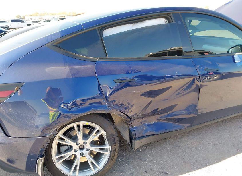 Photo 6 of 2023 Tesla Model Y AWD/LONG RANGE DUAL MOTOR ALL-WHEEL DRIVE (VIN 7SAYGDEE1PF635916)