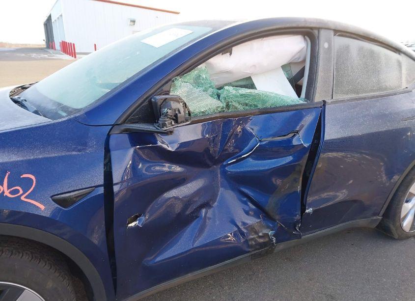 Photo 6 of 2023 Tesla Model Y AWD/LONG RANGE DUAL MOTOR ALL-WHEEL DRIVE (VIN 7SAYGDEE1PF708511)