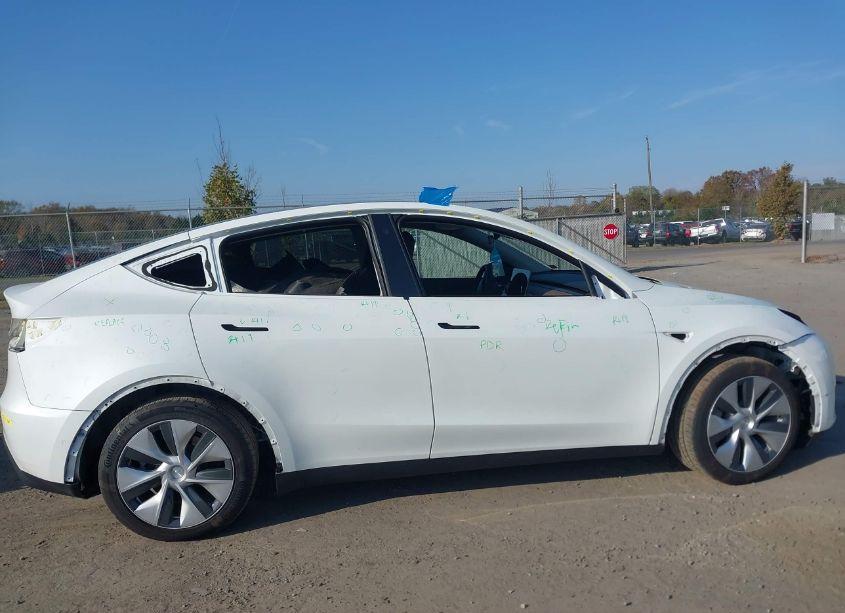 Photo 13 of 2022 Tesla Model Y LONG RANGE DUAL MOTOR ALL-WHEEL DRIVE (VIN 7SAYGDEE2NF319289)