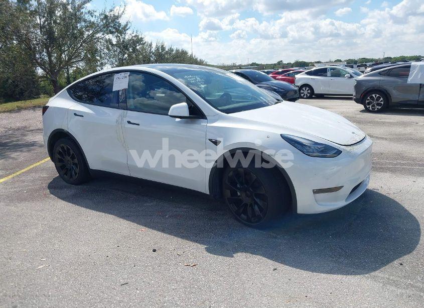 2022 Tesla Model Y LONG RANGE DUAL MOTOR ALL-WHEEL DRIVE (VIN 7SAYGDEE2NF435303) main photo