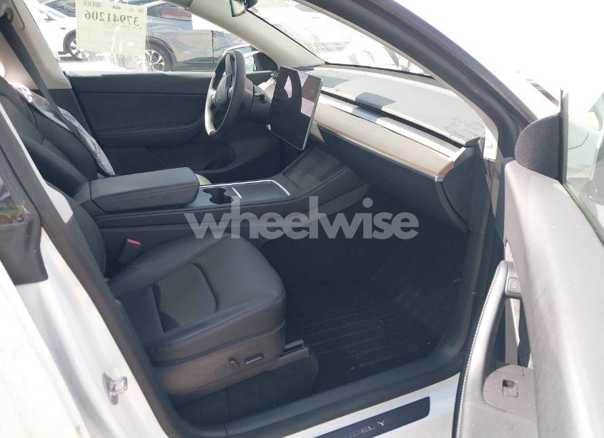 Photo 5 of 2022 Tesla Model Y LONG RANGE DUAL MOTOR ALL-WHEEL DRIVE (VIN 7SAYGDEE2NF435303)