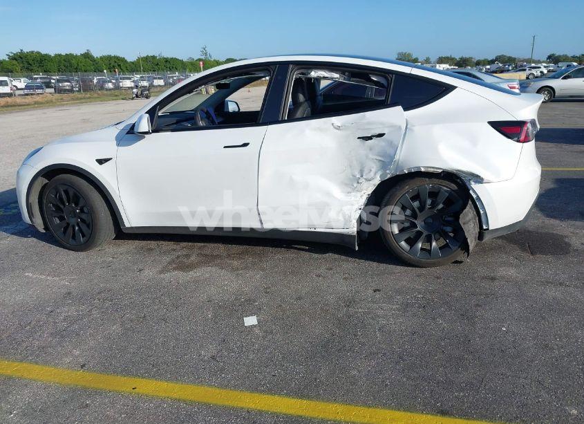 Photo 6 of 2022 Tesla Model Y LONG RANGE DUAL MOTOR ALL-WHEEL DRIVE (VIN 7SAYGDEE2NF435303)