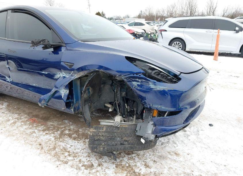 Photo 6 of 2023 Tesla Model Y AWD/LONG RANGE DUAL MOTOR ALL-WHEEL DRIVE (VIN 7SAYGDEE2PF837373)