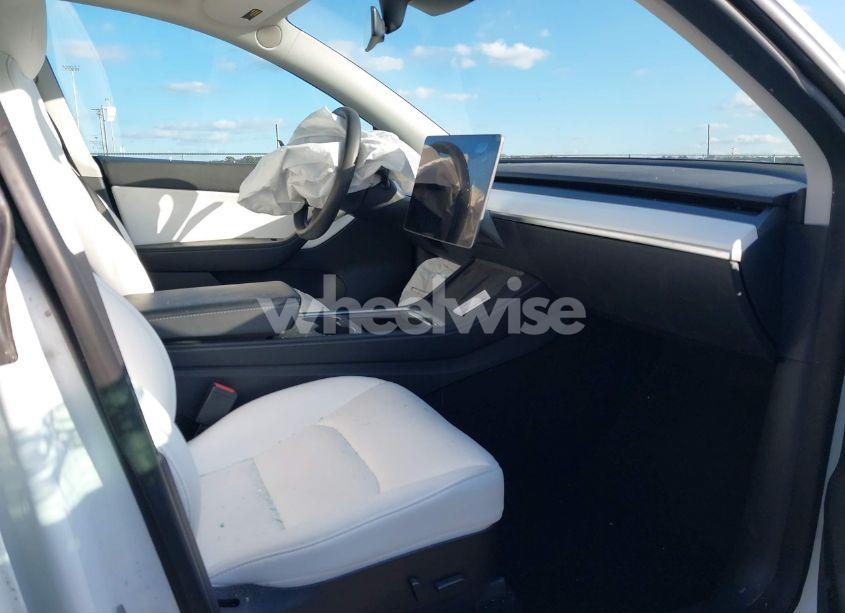 Photo 5 of 2022 Tesla Model Y LONG RANGE DUAL MOTOR ALL-WHEEL DRIVE (VIN 7SAYGDEE3NF331645)