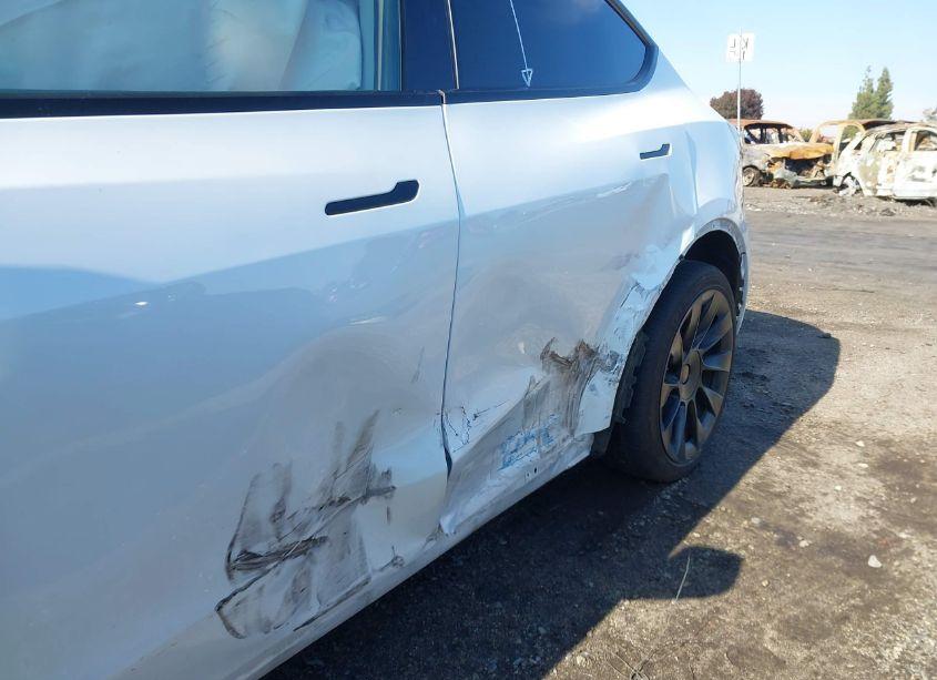 Photo 6 of 2023 Tesla Model Y AWD/LONG RANGE DUAL MOTOR ALL-WHEEL DRIVE (VIN 7SAYGDEE4PA136010)