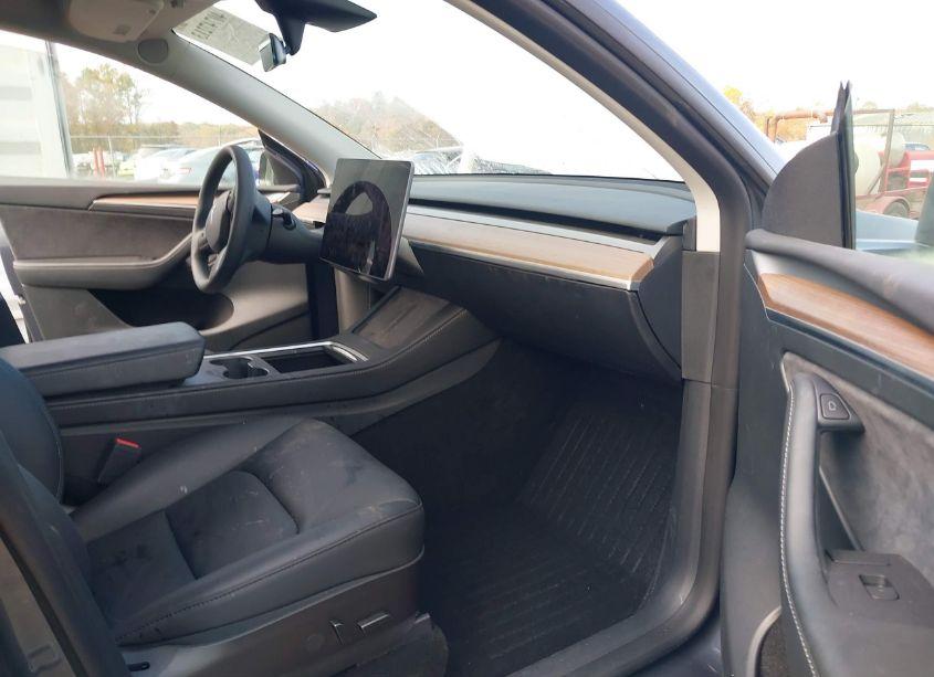 Photo 5 of 2023 Tesla Model Y AWD/LONG RANGE DUAL MOTOR ALL-WHEEL DRIVE (VIN 7SAYGDEE4PF689677)