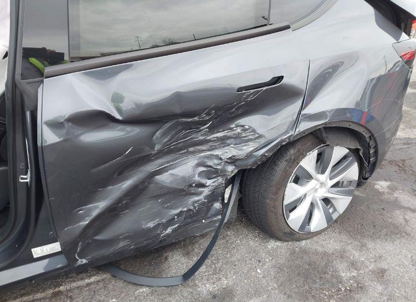 Photo 6 of 2023 Tesla Model Y AWD/LONG RANGE DUAL MOTOR ALL-WHEEL DRIVE (VIN 7SAYGDEE4PF926989)