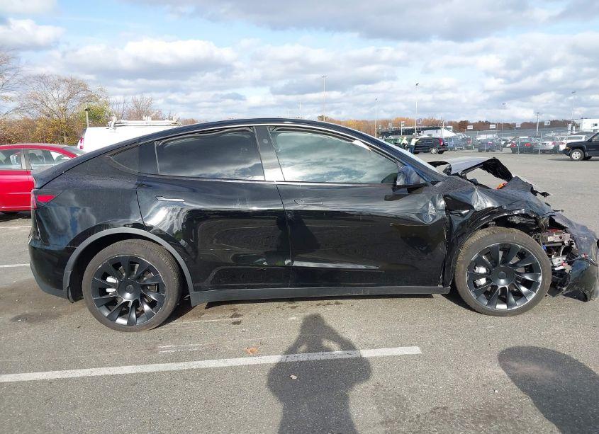 Photo 13 of 2024 Tesla Model Y LONG RANGE DUAL MOTOR ALL-WHEEL DRIVE (VIN 7SAYGDEE4RA233940)