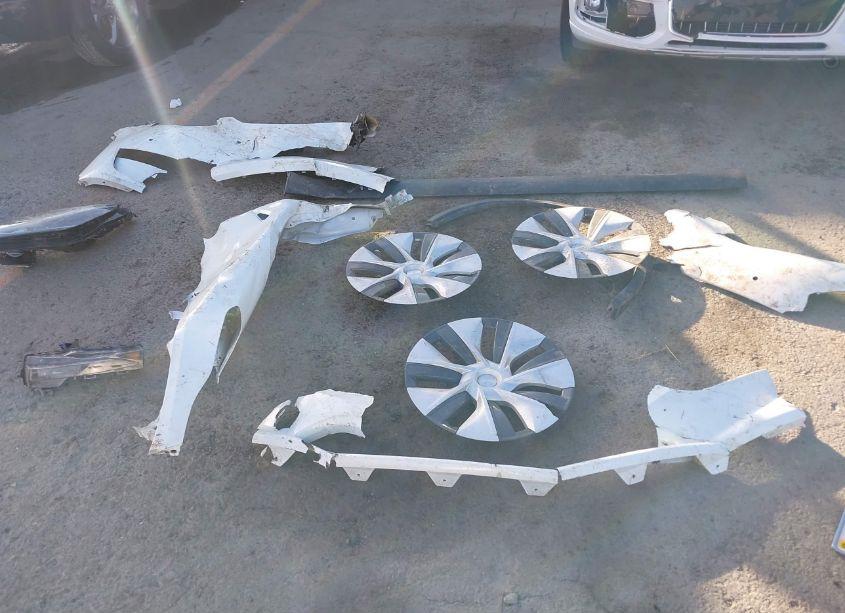 Photo 12 of 2022 Tesla Model Y LONG RANGE DUAL MOTOR ALL-WHEEL DRIVE (VIN 7SAYGDEE5NF362492)