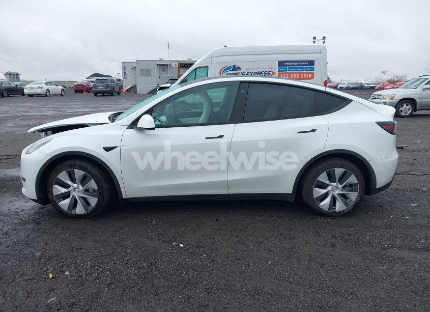 Photo 13 of 2022 Tesla Model Y LONG RANGE DUAL MOTOR ALL-WHEEL DRIVE (VIN 7SAYGDEE5NF389692)