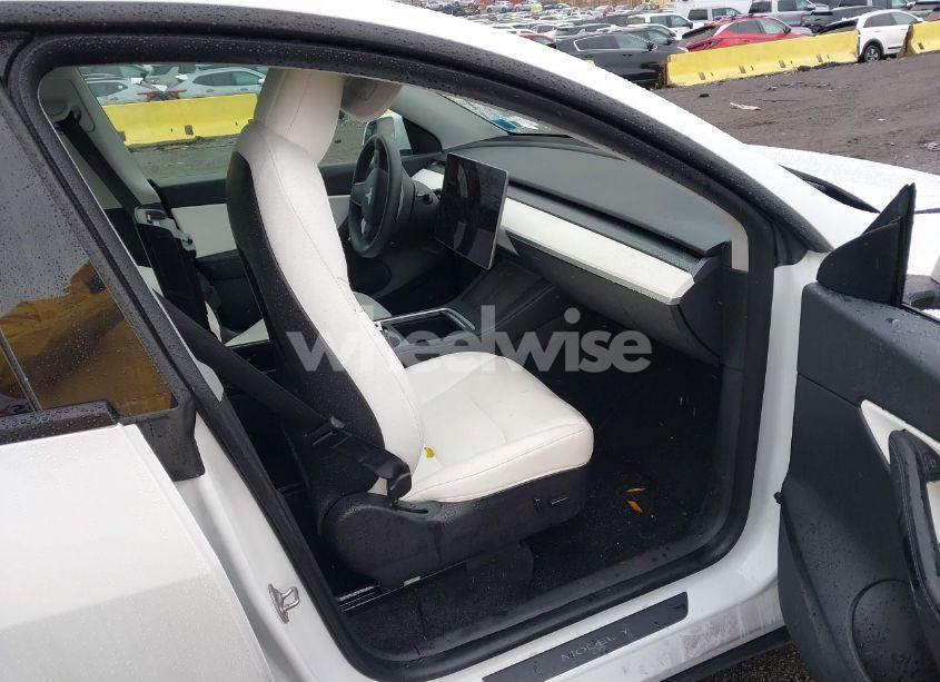 Photo 5 of 2022 Tesla Model Y LONG RANGE DUAL MOTOR ALL-WHEEL DRIVE (VIN 7SAYGDEE5NF389692)