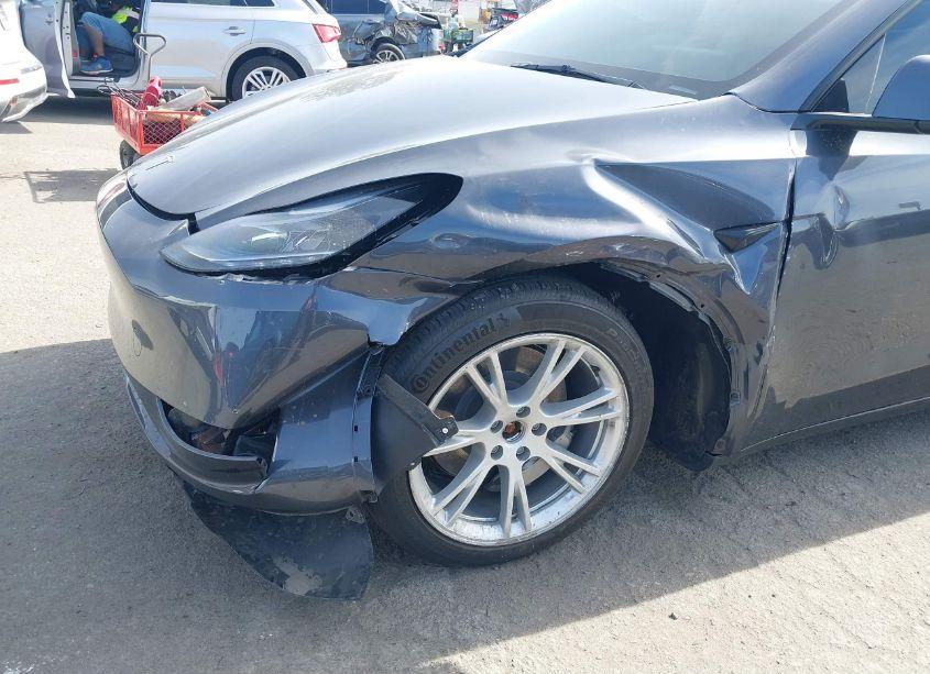 Photo 6 of 2023 Tesla Model Y AWD/LONG RANGE DUAL MOTOR ALL-WHEEL DRIVE (VIN 7SAYGDEE5PF909067)