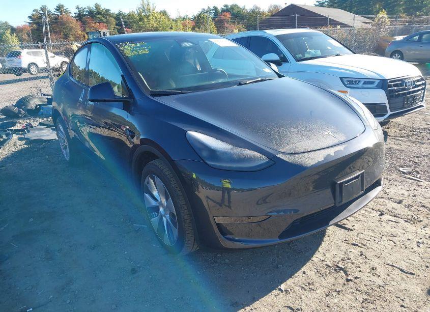 2024 Tesla Model Y LONG RANGE DUAL MOTOR ALL-WHEEL DRIVE (VIN 7SAYGDEE5RA247944) main photo