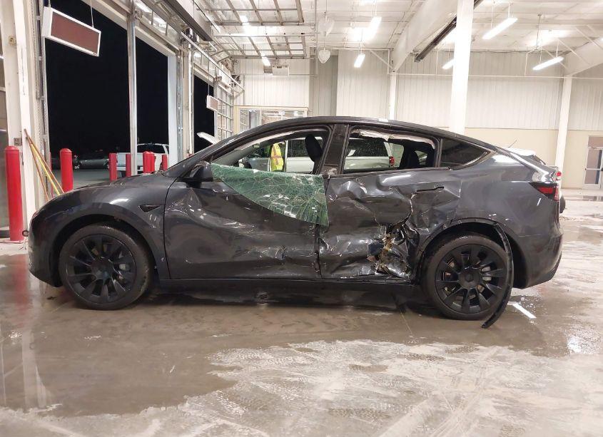 Photo 14 of 2024 Tesla Model Y LONG RANGE DUAL MOTOR ALL-WHEEL DRIVE (VIN 7SAYGDEE5RA284010)