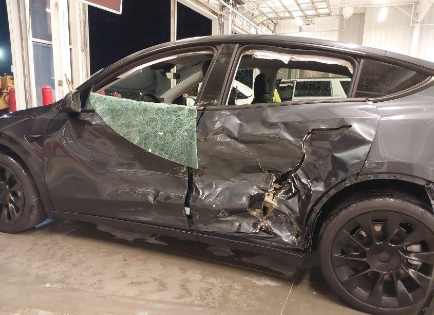 Photo 6 of 2024 Tesla Model Y LONG RANGE DUAL MOTOR ALL-WHEEL DRIVE (VIN 7SAYGDEE5RA284010)