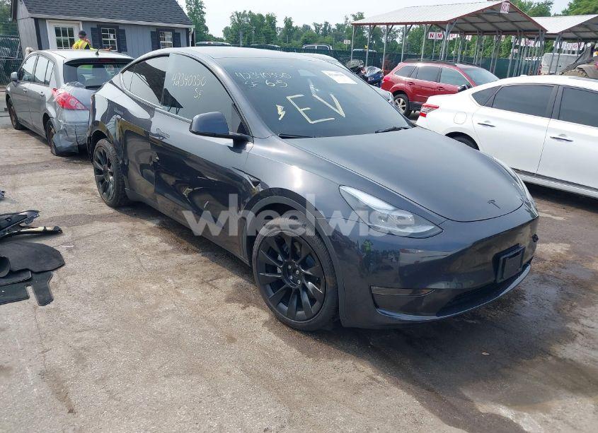2024 Tesla Model Y LONG RANGE DUAL MOTOR ALL-WHEEL DRIVE (VIN 7SAYGDEE6RA226536) main photo