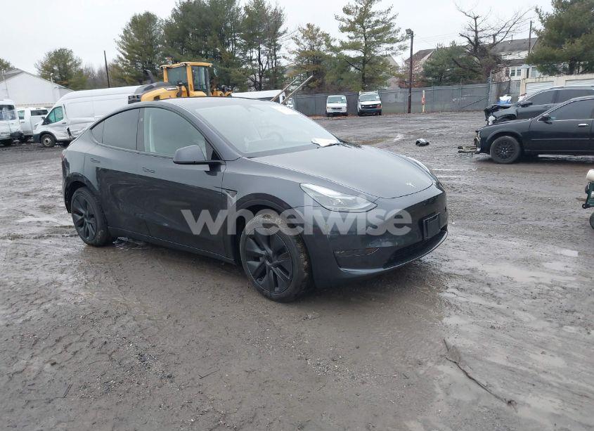 2024 Tesla Model Y LONG RANGE DUAL MOTOR ALL-WHEEL DRIVE (VIN 7SAYGDEE6RA329410) main photo